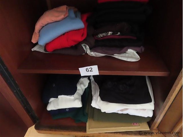 Lot textiel in de kast volgens foto's - afbeelding 6 van  6