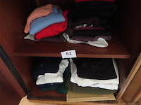 Lot textiel in de kast volgens foto's - afbeelding 6 van  6