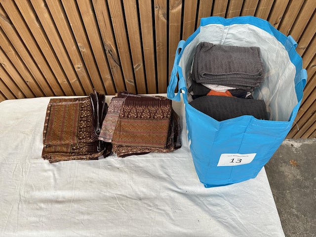 Lot traditionele kleden - afbeelding 1 van  1