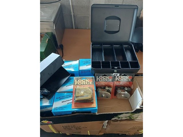 Lot valsgeld detectors, sloten voor motorwielen en geldkoffertje - afbeelding 1 van  1