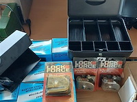 Lot valsgeld detectors, sloten voor motorwielen en geldkoffertje