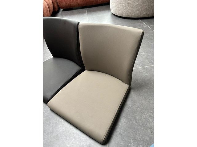 Lot van +/- 700 zittingen - afbeelding 1 van  5