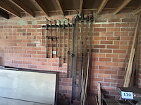 Lot van 10 metalen lijmklemmen. - afbeelding 1 van  2