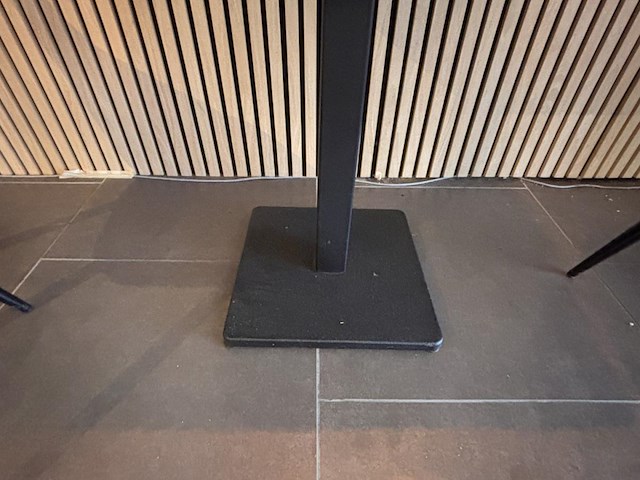 Lot van 12 bistrotafels en 18 designstoelen - afbeelding 2 van  13