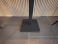 Lot van 12 bistrotafels en 18 designstoelen - afbeelding 2 van  13