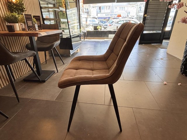 Lot van 12 bistrotafels en 18 designstoelen - afbeelding 4 van  13