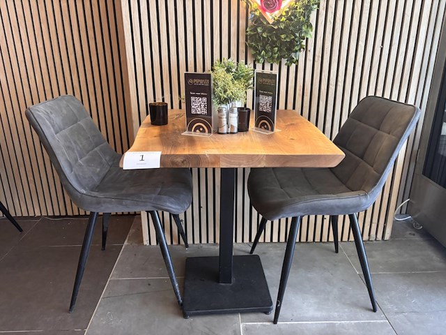 Lot van 12 bistrotafels en 18 designstoelen - afbeelding 1 van  13