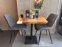 Lot van 12 bistrotafels en 18 designstoelen