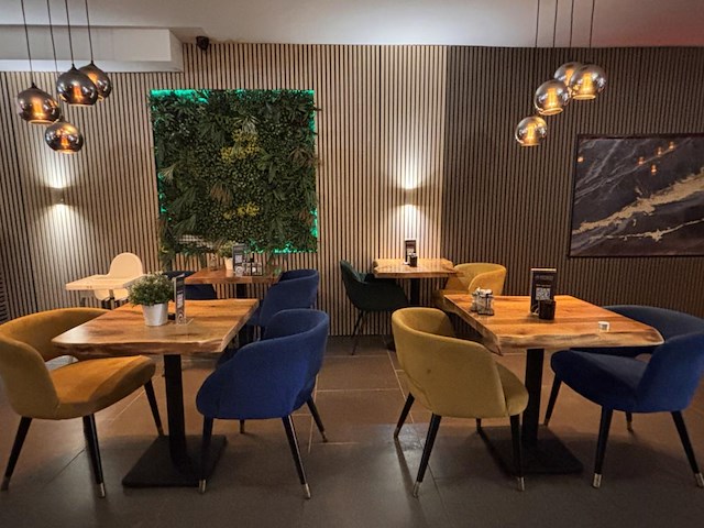 Lot van 12 bistrotafels en 18 designstoelen - afbeelding 8 van  13