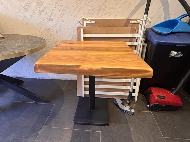 Lot van 12 bistrotafels en 18 designstoelen - afbeelding 10 van  13