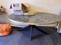 Lot van 12 bistrotafels en 18 designstoelen - afbeelding 11 van  13