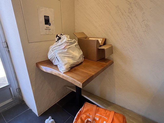 Lot van 12 bistrotafels en 18 designstoelen - afbeelding 12 van  13