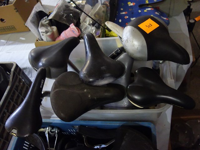 Lot van 12 zadels met pen - afbeelding 1 van  1