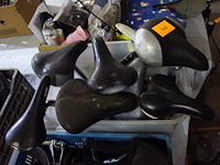 Lot van 12 zadels met pen - afbeelding 1 van  1