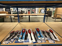 Lot van 13 kledingborstels