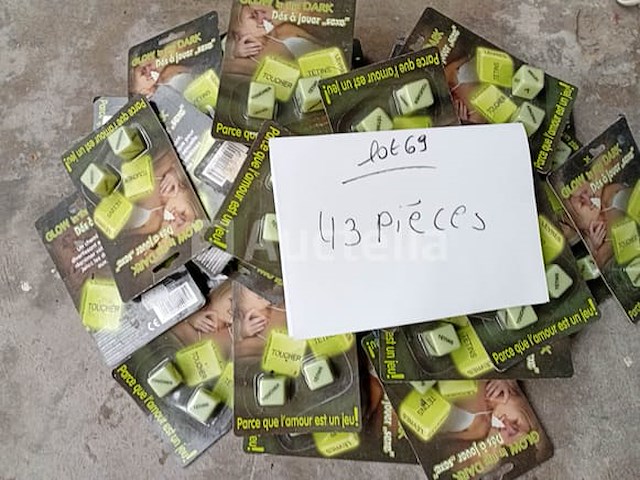 Lot van 134 carnavalsitems - nieuw - afbeelding 1 van  2