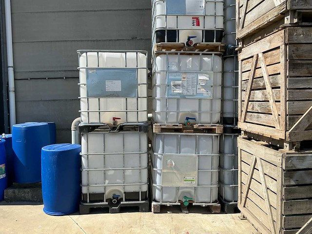Lot van 14 water/vloeistof opslagcontainers - afbeelding 1 van  5