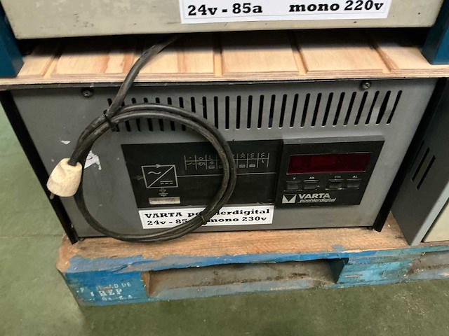 Lot van 15 heftruck opladers heftruck toebehoren - afbeelding 13 van  25