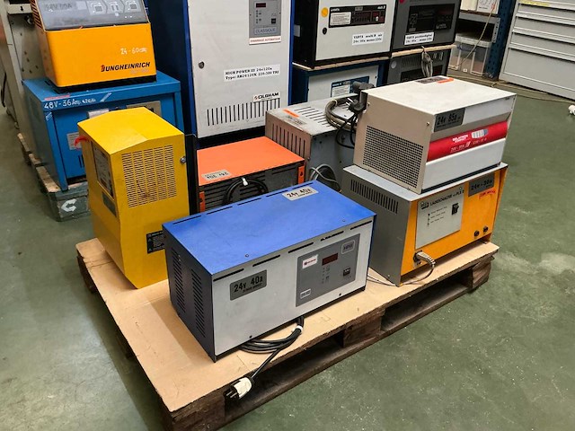 Lot van 15 heftruck opladers heftruck toebehoren - afbeelding 12 van  25