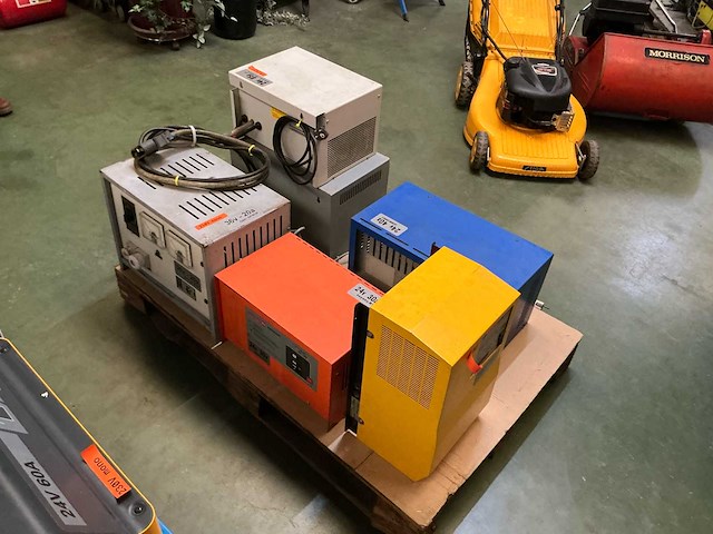 Lot van 15 heftruck opladers heftruck toebehoren - afbeelding 23 van  25