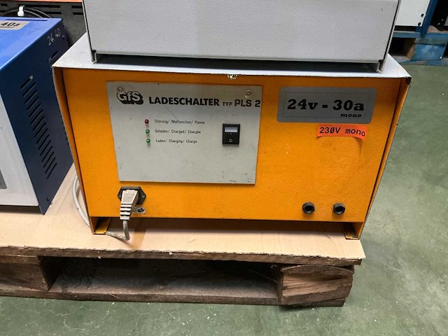 Lot van 15 heftruck opladers heftruck toebehoren - afbeelding 1 van  17