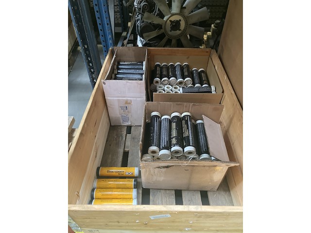 Lot van 157 tubes smeervet - afbeelding 1 van  5