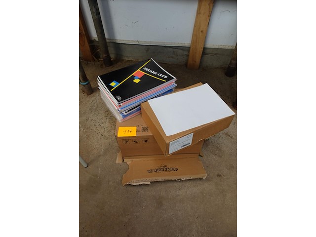 Lot van 16 schriften (geruit) a4 + doos grote zelfklevende etiketten - afbeelding 1 van  3
