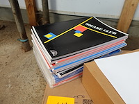 Lot van 16 schriften (geruit) a4 + doos grote zelfklevende etiketten - afbeelding 2 van  3