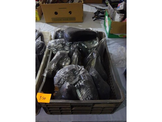 Lot van 16 zadels met vering - afbeelding 1 van  1