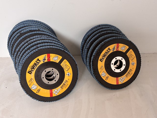 Lot van 17 x dewalt dt3268-qz lamellen schuurschijf gebogen, ø125x22,23mm, k120 - afbeelding 1 van  2