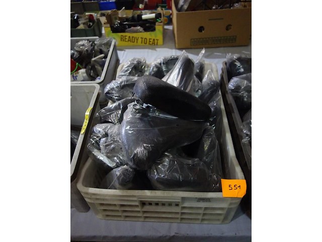 Lot van 19 zadels met vering - afbeelding 1 van  1