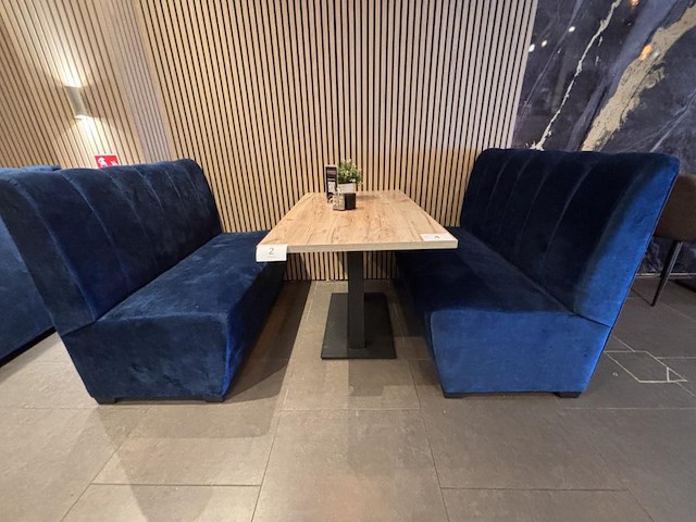 Lot van 3 dubbele bistrotafels en 6 designbanken - afbeelding 1 van  7