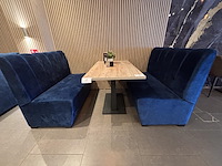 Lot van 3 dubbele bistrotafels en 6 designbanken