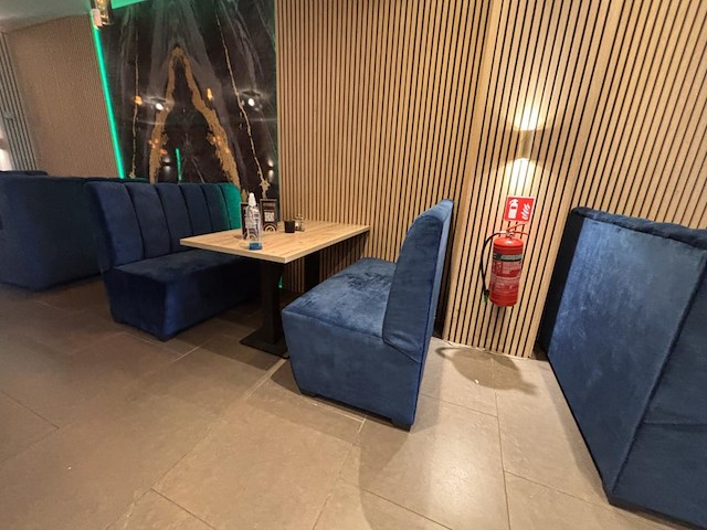 Lot van 3 dubbele bistrotafels en 6 designbanken - afbeelding 2 van  7