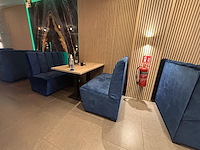 Lot van 3 dubbele bistrotafels en 6 designbanken - afbeelding 2 van  7