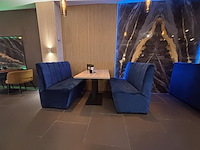 Lot van 3 dubbele bistrotafels en 6 designbanken - afbeelding 3 van  7