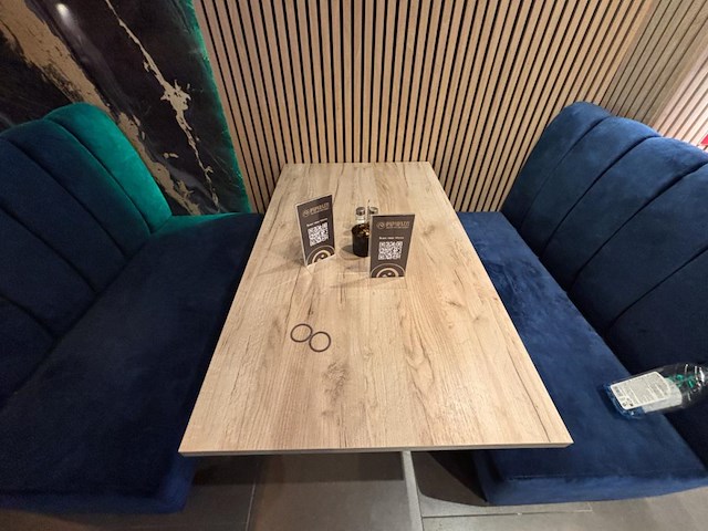 Lot van 3 dubbele bistrotafels en 6 designbanken - afbeelding 4 van  7