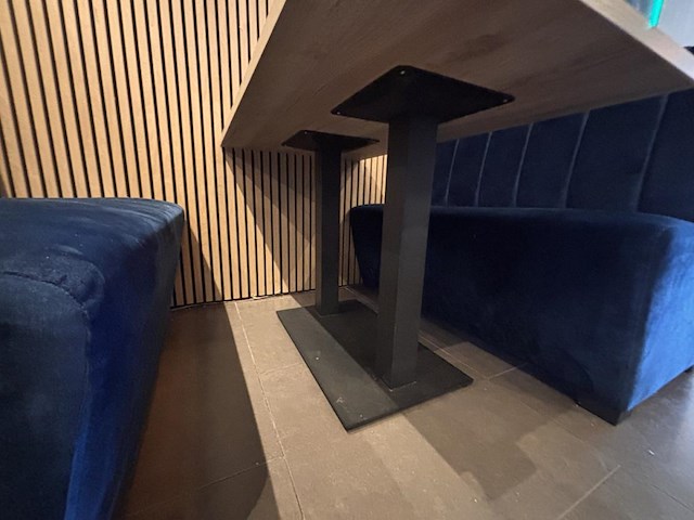 Lot van 3 dubbele bistrotafels en 6 designbanken - afbeelding 5 van  7