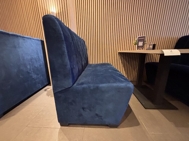 Lot van 3 dubbele bistrotafels en 6 designbanken - afbeelding 6 van  7