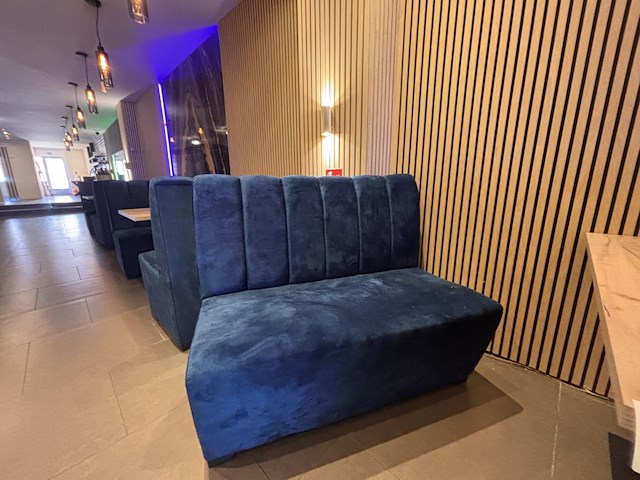 Lot van 3 dubbele bistrotafels en 6 designbanken - afbeelding 7 van  7