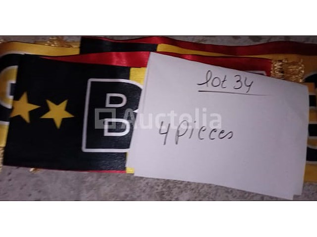 Lot van 34 stuks luchttrompet navulbom - nieuw set van 5 packs shoulder straps stand belgium - nieuw set van 22 70x150 belgische supportervlaggen - nieuw set van 4 belgische supportersjaals - nieuw - afbeelding 1 van  4