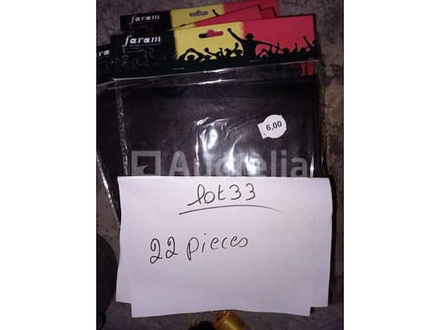 Lot van 34 stuks luchttrompet navulbom - nieuw set van 5 packs shoulder straps stand belgium - nieuw set van 22 70x150 belgische supportervlaggen - nieuw set van 4 belgische supportersjaals - nieuw - afbeelding 2 van  4