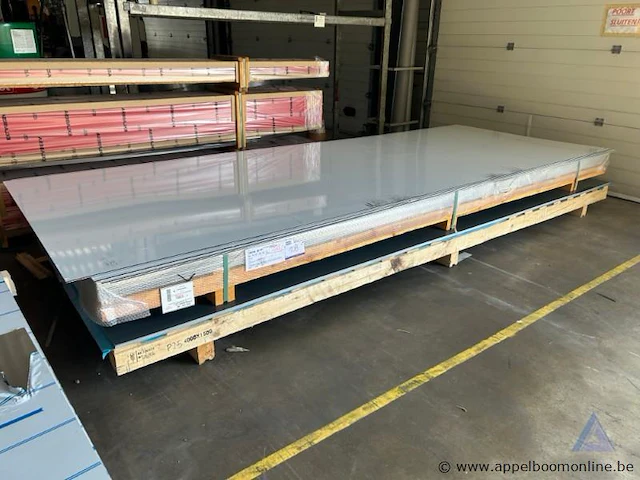 Lot van 37 gelakte aluminium platen, afmetingen 4000x1500x2 mm. de platen zijn voorzien van een pvdf coating in granietgrijs (ral 7026) en beschermfolie. - afbeelding 1 van  3