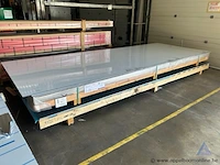 Lot van 37 gelakte aluminium platen, afmetingen 4000x1500x2 mm. de platen zijn voorzien van een pvdf coating in granietgrijs (ral 7026) en beschermfolie.