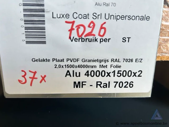Lot van 37 gelakte aluminium platen, afmetingen 4000x1500x2 mm. de platen zijn voorzien van een pvdf coating in granietgrijs (ral 7026) en beschermfolie. - afbeelding 2 van  3
