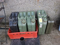 Lot van 4 grote jerrycannen en 1 kleine jerrycan met vultuiten - afbeelding 1 van  1