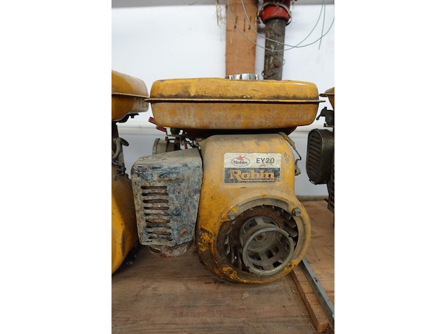 Lot van 4 motoren robin (verschillende types) na te zien ! - afbeelding 3 van  5