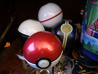 Lot van 4 pokemon balls +9 verzamelboxen pokemon - afbeelding 3 van  4