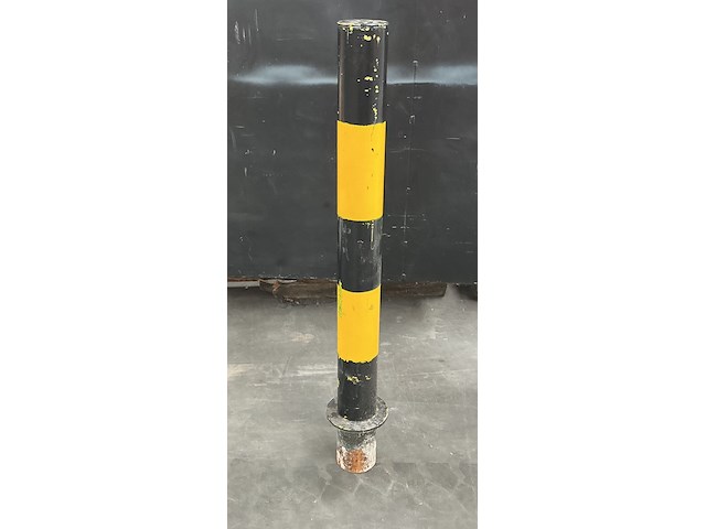 Lot van 4 x stalen aanrijdbeveiliging / rampaal geel-zwart (dia. 114 mm - in te betonneren) - afbeelding 1 van  1