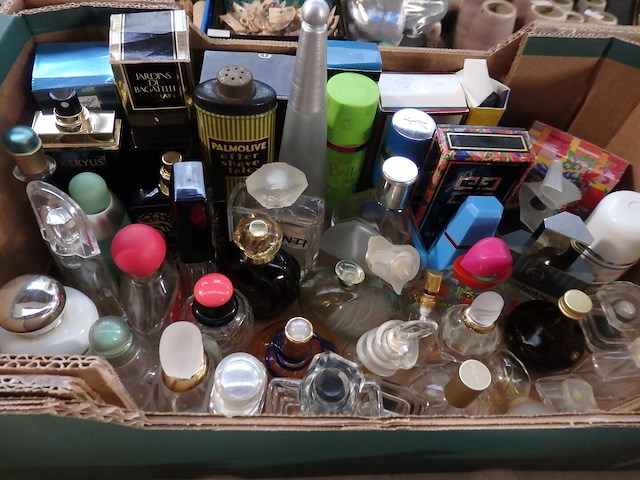 Lot van 47 stuks vintage parfunflesjes - afbeelding 1 van  1